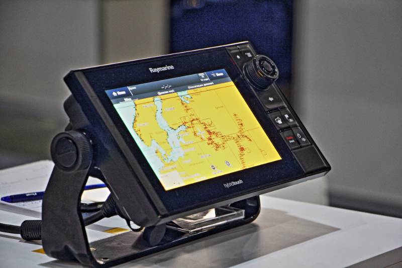 Chart plotter Raymarine HybridTouch on Russian boat & yacht exhibition | new ice fishing gadgets