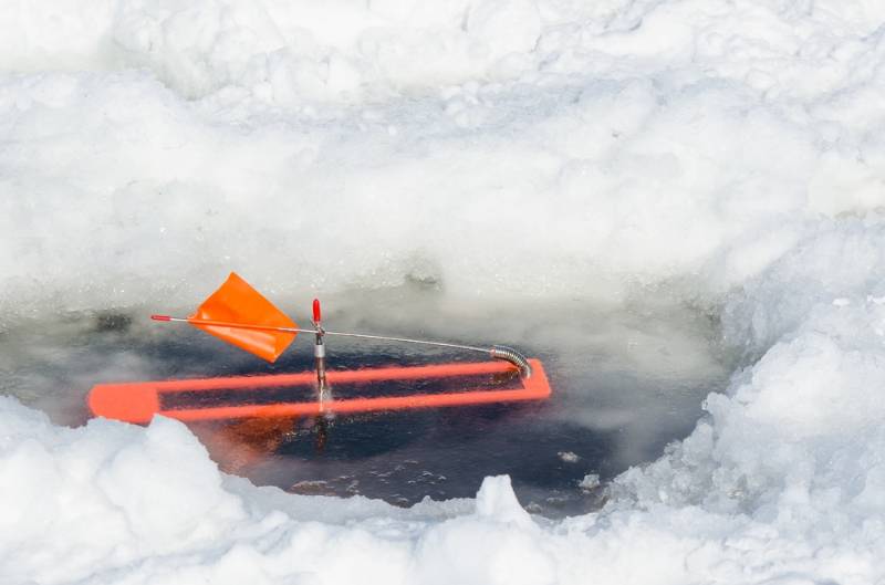 tip-ice-fishing-hole | ice fishing gear