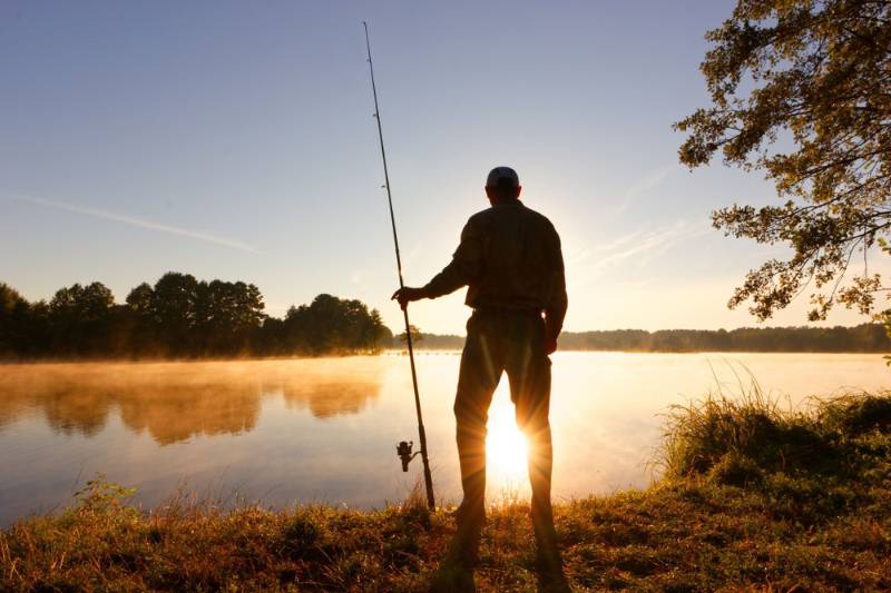 silhouette-angler-standing-on-lake-shore | lake fishing setup