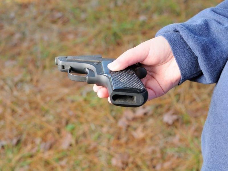 small-handing-holding-small-pocket-pistol | beretta 21a bobcat reliability
