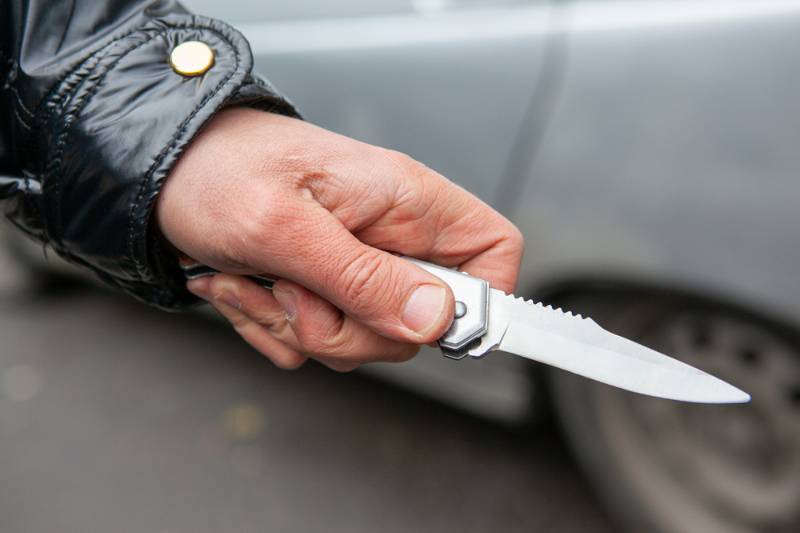 folding-knife-hand-criminal-close-man | tactical knife