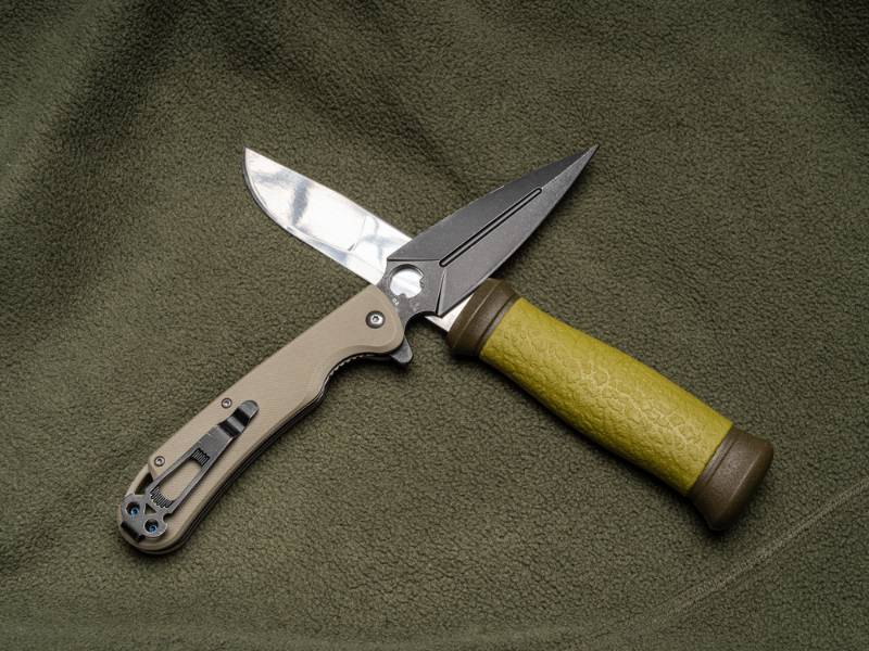 pocket-knife-fixed-blade-on-green | knife fighting grips