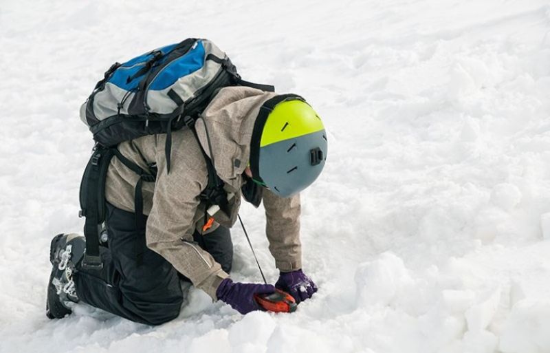freerider using avalanche beacon find person | how to prepare for an avalanche